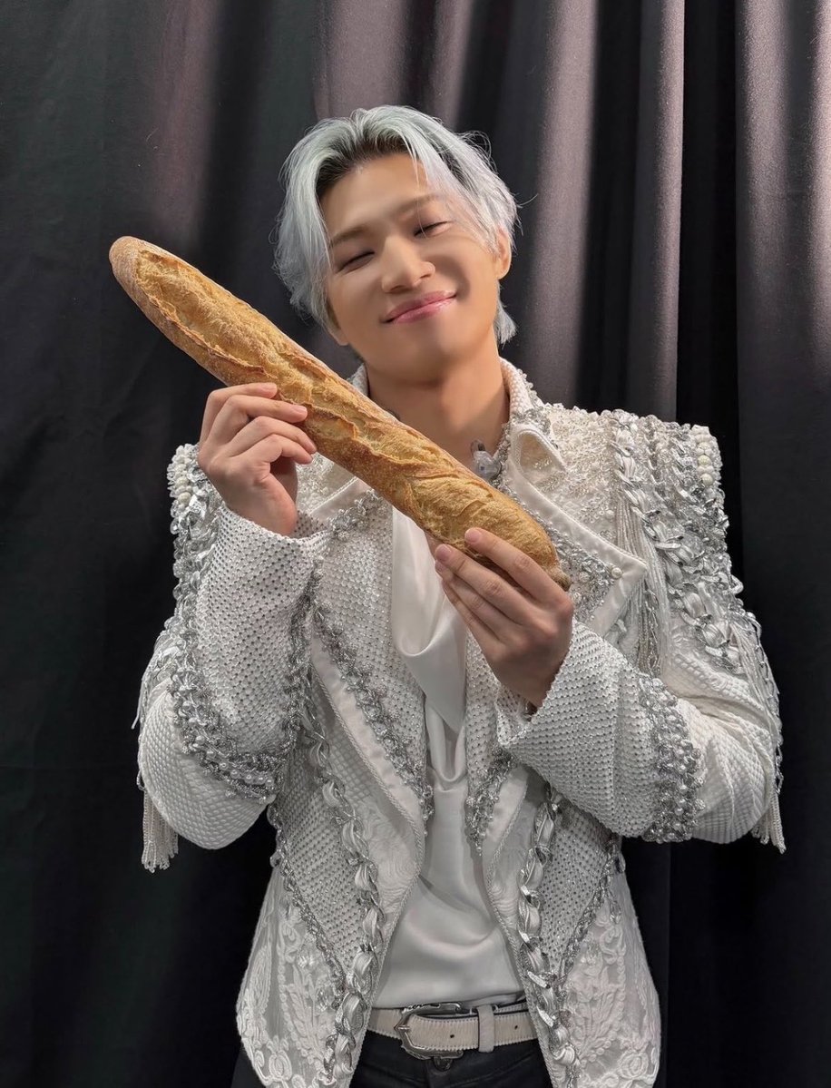 seungt0phyun's tweet photo. - us: football ball ✅
- france: baguette ✅
- england: double decker bus 🆕

daesung is so adorable 😭😭😭😭 https://t.co/PPOeR2ePFN