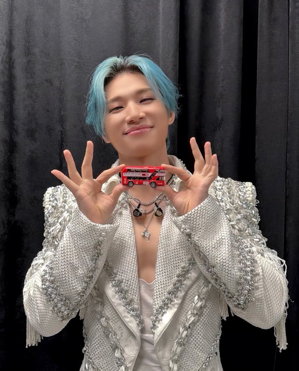 seungt0phyun's tweet photo. - us: football ball ✅
- france: baguette ✅
- england: double decker bus 🆕

daesung is so adorable 😭😭😭😭 https://t.co/PPOeR2ePFN