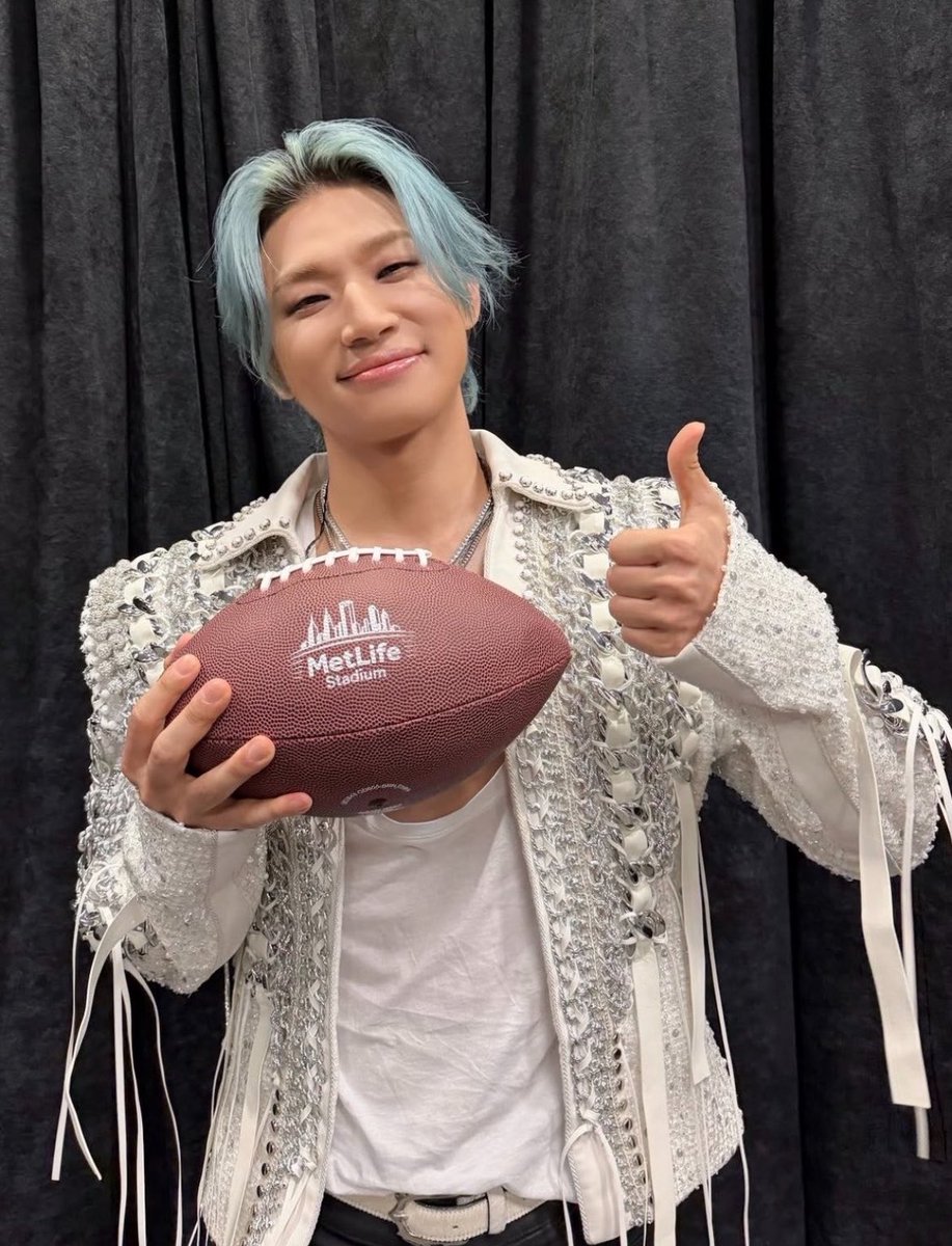 seungt0phyun's tweet photo. - us: football ball ✅
- france: baguette ✅
- england: double decker bus 🆕

daesung is so adorable 😭😭😭😭 https://t.co/PPOeR2ePFN