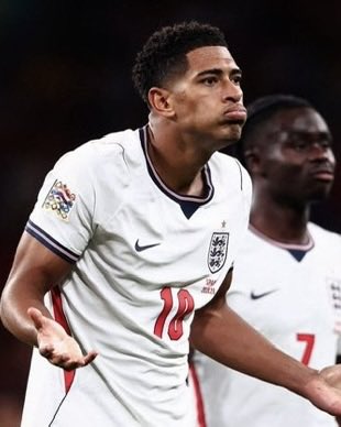 UTDAlex8's tweet photo. 🚨Paul Scholes on Jude Bellingham after his performance against Spain:

“The way Jude Bellingham is playing, I think it’s time for him to stand on his own. He should stop living under the shadow of anyone at Real Madrid.

We saw what he did at the World Cup… one of the best players there. Yet somehow, people are pushing Kylian Mbappé for the Ballon d’Or while Jude Bellingham is barely being talked about.

Look at what Jude did in his first two seasons at Madrid. He was playing like a striker and a midfielder at the same time, scoring, creating and helping them win trophies. That was the last time Madrid looked like a complete team.

Then someone came in and suddenly everyone forgot about Jude.

Why are Real Madrid struggling when they have a player like Bellingham? Build the team around him. He can score, dribble, create and control games.

Honestly, I blame Madrid. They had a system that was working, then decided to bring someone else in and change everything.”