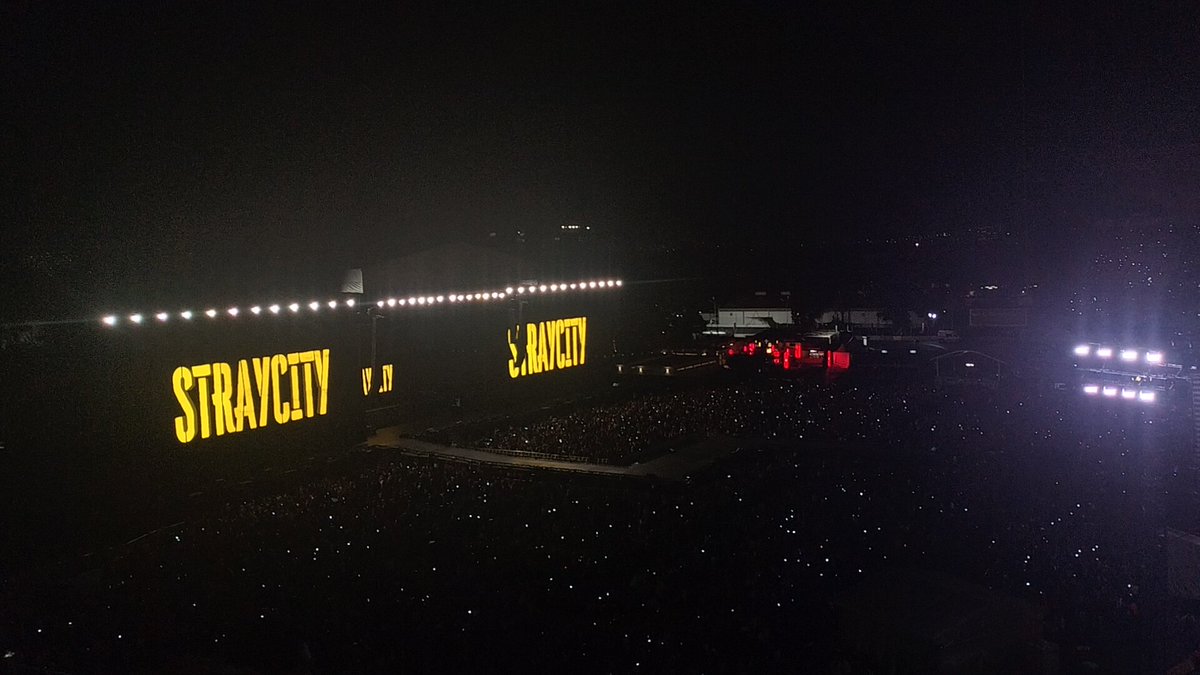 Scalu28's tweet photo. Pinche concierto tan hermoso e irreal vi jyp , el presidente de Corea y STRAY KIDS todos en un dia https://t.co/Grdzc5Gy5N