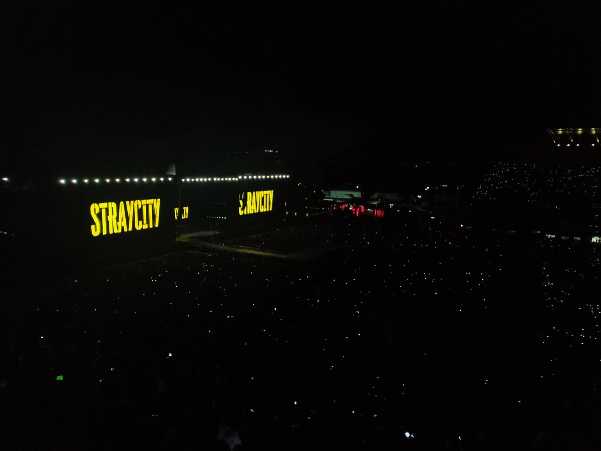 Scalu28's tweet photo. Pinche concierto tan hermoso e irreal vi jyp , el presidente de Corea y STRAY KIDS todos en un dia https://t.co/Grdzc5Gy5N