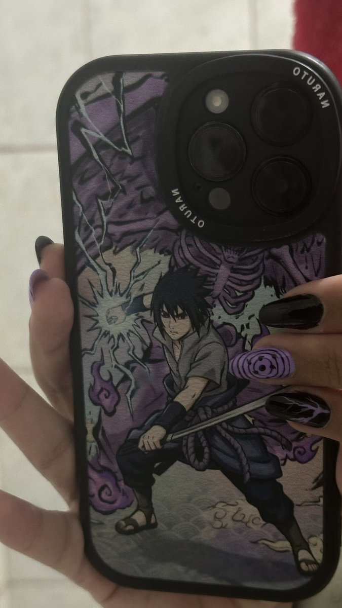 Mayhyhyhy's tweet photo. Eu quando sou fã do Sasuke e preciso combinar minha unha com a minha capinha https://t.co/oI5XPcKJb6