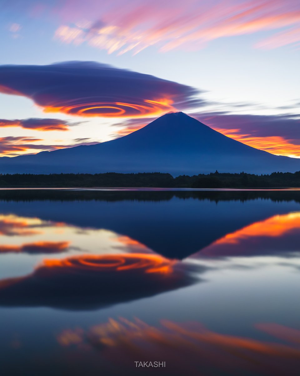 Takashi_LF's tweet photo. 🗻
異世界のような吊るし雲の朝やけ

A sunrise with lenticular clouds that looks like another world. https://t.co/6IENZvAOVT