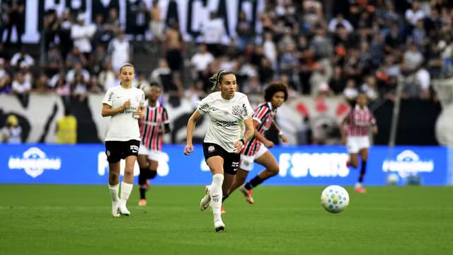futdasminass's tweet photo. VITÓRIA HISTÓRICA! 

O São Paulo vence o Corinthians de virada e sai com vantagem para decidir o título em casa. 

É a primeira vez que as Brabas perdem na Neo Química Arena. Hoje as tricolores quebraram mais um tabu no futebol de mulheres. 

📸 Marcos Ribolli https://t.co/UUCEiWH44r