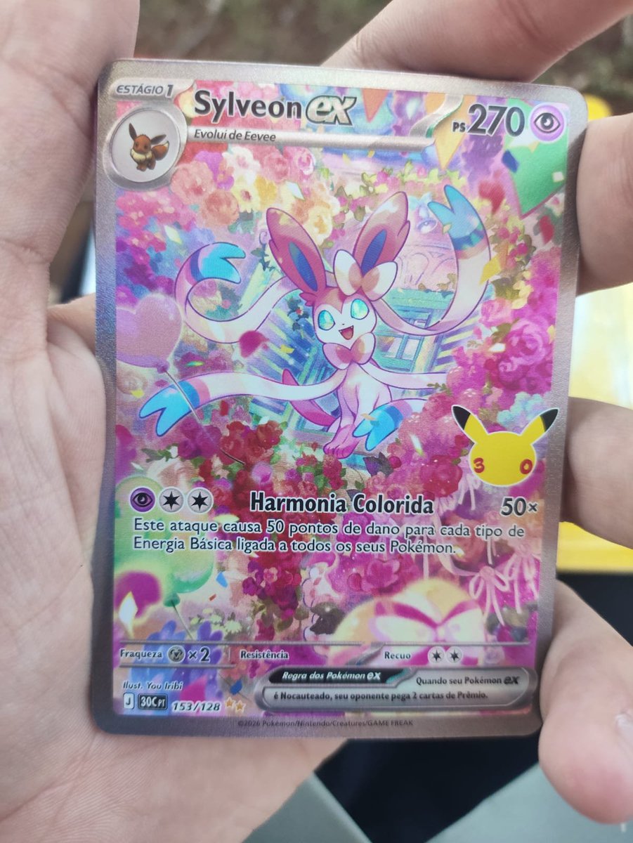 brenokaene's tweet photo. Gente fui abrir um pacote de cartinha pokemon de 30 anos e acabei puxando uma cartinha legal da sylveon full art https://t.co/BMoXY772Gh