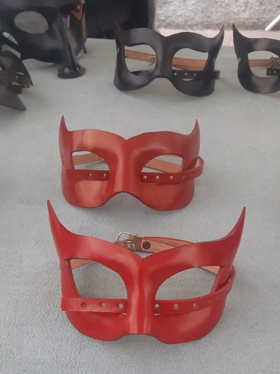 TanikaWinlye's tweet photo. Fascinating finds at the San Telmo flea market in Buenos Aires. https://t.co/tIAoLV7aC5