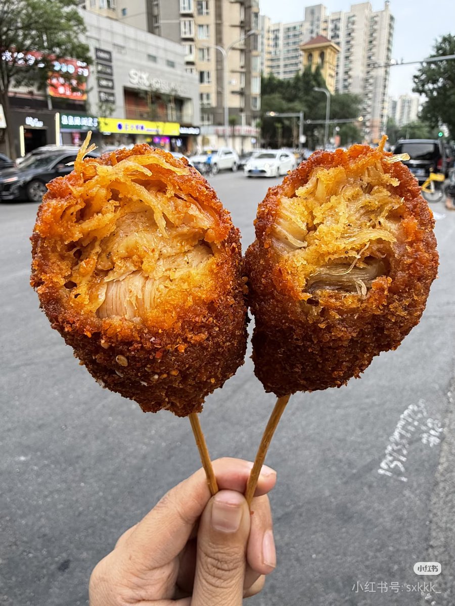 VivienneBadpy9's tweet photo. Craving something crispy and savory This roadside fried chicken on a stick hits different—warm, juicy, and perfect for on-the-go snacking! https://t.co/o7NhDBnydh