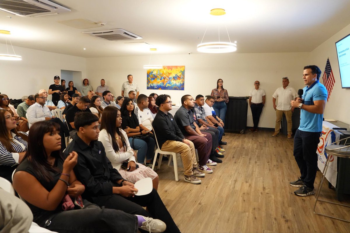 delegates51's tweet photo. La juventud estadista está presente y quiere ser escuchada. En la Delegación Extendida y Delegates US Network, su participación es uno de nuestros pilares más fuertes. Sus ideas, preguntas y liderazgo tienen un espacio aquí, porque ellos son el futuro del ideal estadista. 🇺🇸🇵🇷 https://t.co/PARw4Y3ZFc