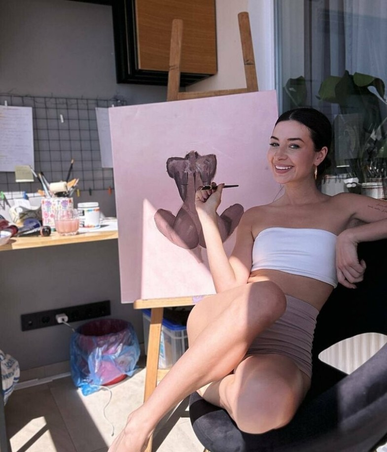DonutMiuX2's tweet photo. I painted her body but keep thinking about mine… https://t.co/2NXZhGmYHN