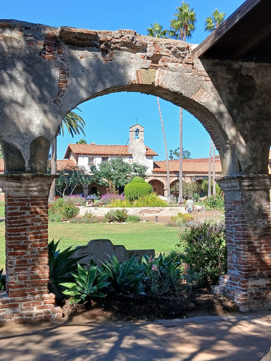 EduardHabsburg's tweet photo. Paid my visit to Mission San Juan Capistrano, founded by Saint Juniper Serra in 1776.
We praid in Juniper's awe inspiring chapel in Spanish Colonial style. https://t.co/puIUHwJaCU
