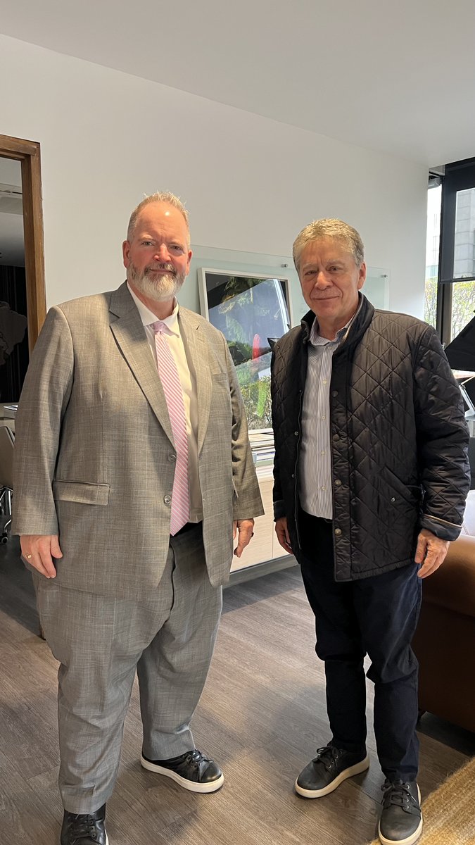 BruceMacMaster's tweet photo. Ayer recibimos a Robert Sanders, nuevo Agregado Comercial de la @USEmbassyBogota. Conversamos sobre la relación bilateral, los planes de inversión de compañías estadounidenses en Colombia y la agenda que tenemos por delante en materia de comercio, acceso a mercados y definición de niveles tarifarios.

Colombia y Estados Unidos necesitan preservar y profundizar una relación estratégica para ambos países. En esa tarea, el sector productivo tiene una responsabilidad especialmente importante: las empresas, la inversión, el comercio, las cadenas de valor y los proyectos conjuntos constituyen puentes permanentes entre nuestras sociedades. Durante los últimos dos años, aun en medio de diferencias y momentos de incertidumbre, el diálogo entre los sectores empresariales de ambos países ha contribuido a mantener abiertos espacios de confianza, cooperación y construcción conjunta. Ese papel debe fortalecerse hacia adelante.

Nuestro propósito debe ser ampliar esos vínculos, ofrecer reglas claras, generar confianza para la inversión y construir una agenda económica de largo plazo que produzca más crecimiento, empleo y oportunidades en Colombia y en Estados Unidos.

@CancilleriaCol @Mincomercio @colombianembassyUS