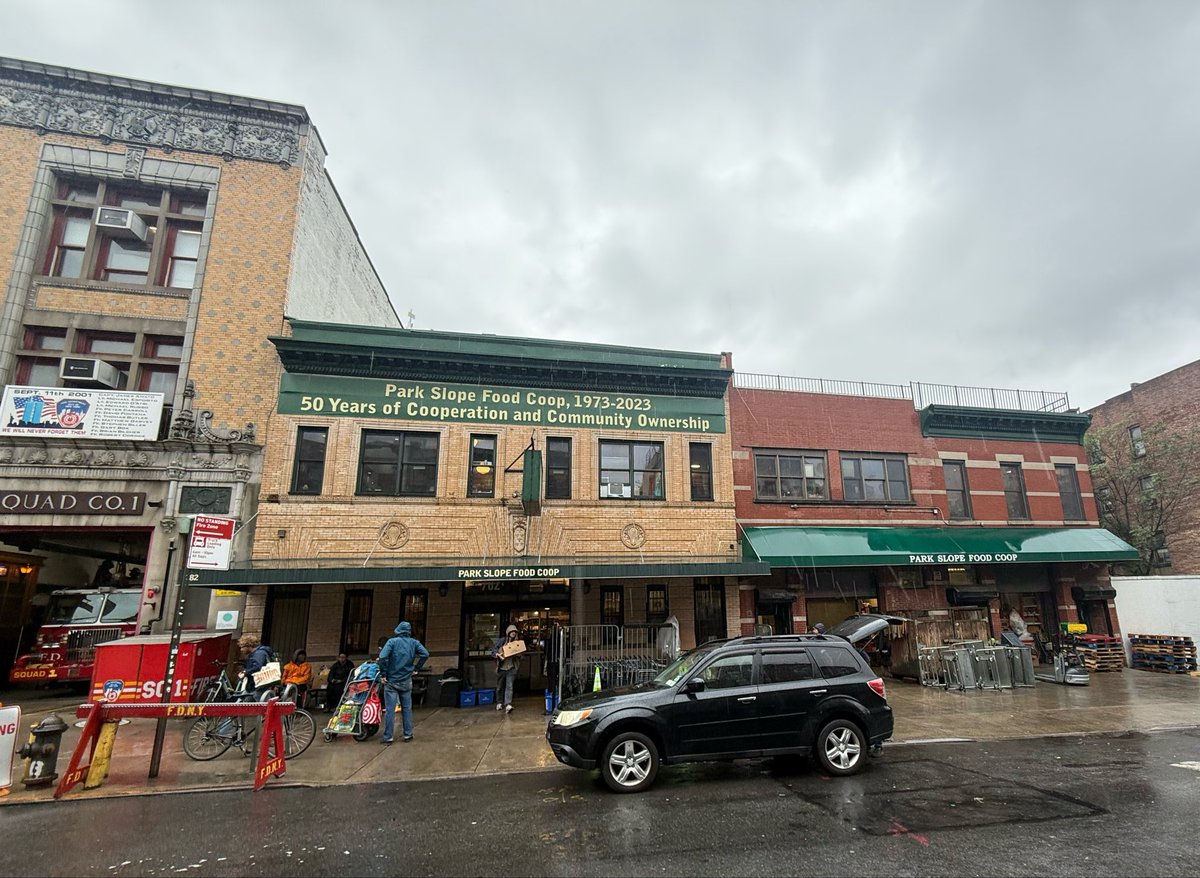 luisgure's tweet photo. Más de 50 años de un modelo colectivo y democrático de consumo en NY, en el que cada socio dona 3 horas de trabajo y obtiene productos a un 25% más económicos que en cadenas comerciales, así funciona Park Slope Food Coop en Brooklyn   @foodcoop https://t.co/qpkXjif8R1