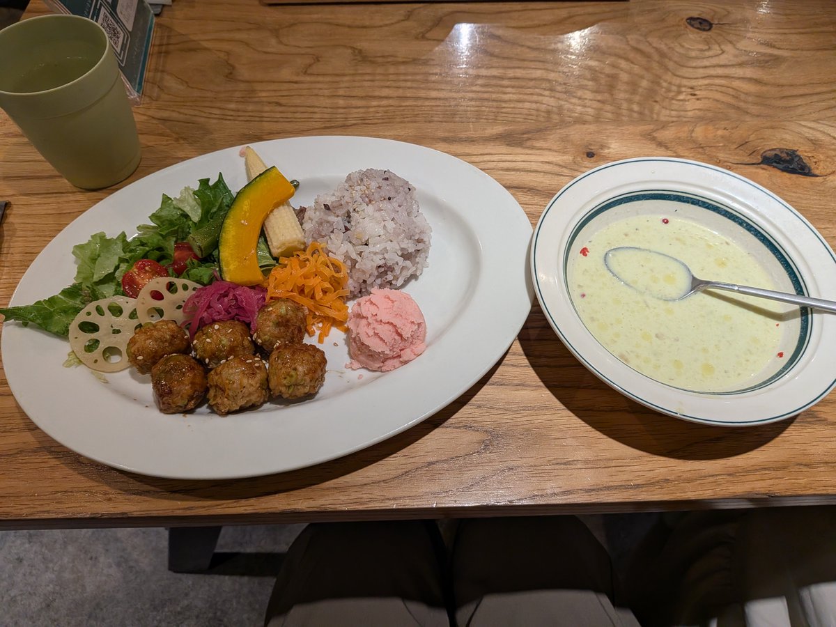 garzanabe's tweet photo. 昨日は、久し振りに、名古屋在住の友達に会いに栄に行ってきました。いつの間にか知らない建物があり、クリスタル広場がなくなってて衝撃でした。
三女は途中、Free Hugの人にハグしたいと言って、ハグしに行ってたので、そんな一面があったのかと驚かされました。
三輪神社にも行けて良かったです🐰 https://t.co/ImkjRG9ued