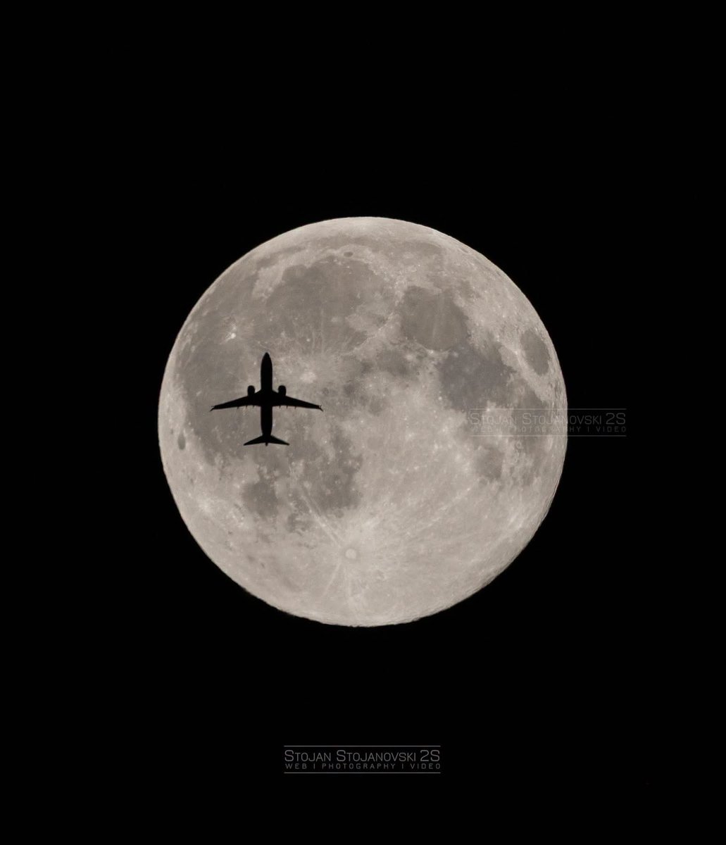 Stojan2s's tweet photo. Full Moon 26 Sept 2026 with plane
TUI TOM66N over Tikvesh region, MK
#fullmoon #stojanstojanovski https://t.co/m2AlaKihOI