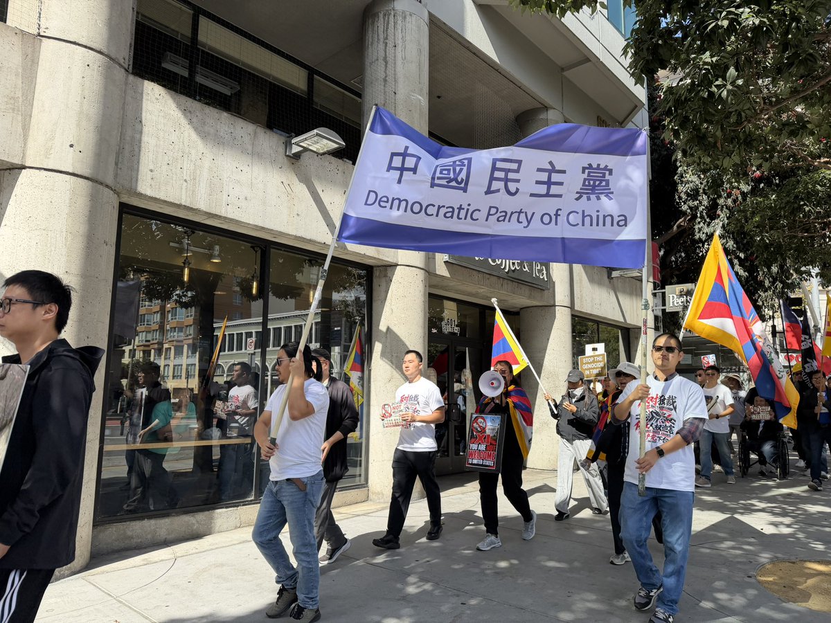 yi8884727gmail's tweet photo. 9月24日的这场民主集会，集合了中国民主党、法轮功团体、藏人团体、港人团体等，参加的人数众多，声势浩大，从旧金山中领馆外，一路游行抗议到旧金山市政厅，大家沿途高喊口号，高举标语，警车一路护送，希望习近平这次没有白来美国，希望他能听到被压迫人民的呼声，坚决反对中共专制���裁！ https://t.co/4oxdahJbJp