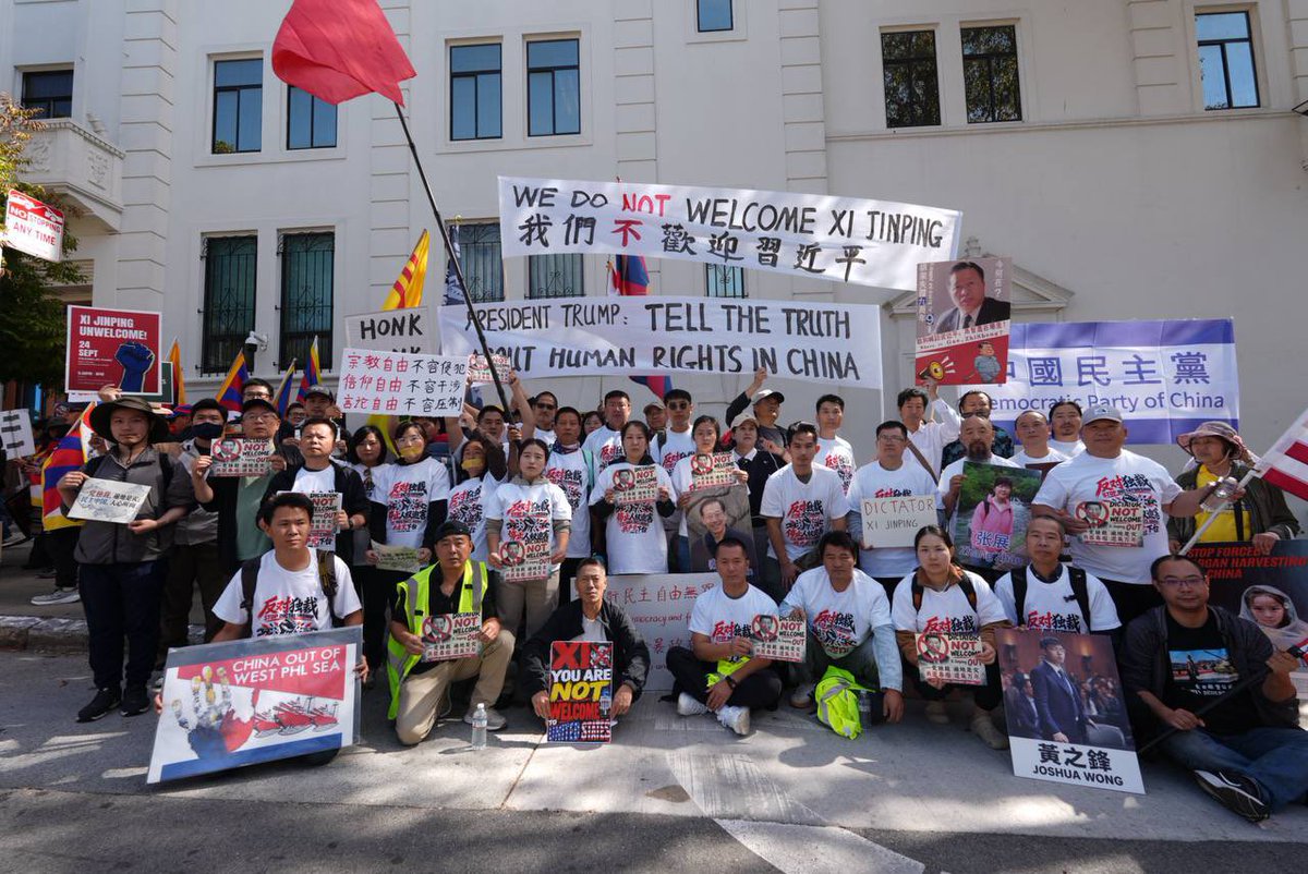yi8884727gmail's tweet photo. 9月24日的这场民主集会，集合了中国民主党、法轮功团体、藏人团体、港人团体等，参加的人数众多，声势浩大，从旧金山中领馆外，一路游行抗议到旧金山市政厅，大家沿途高喊口号，高举标语，警车一路护送，希望习近平这次没有白来美国，希望他能听到被压迫人民的呼声，坚决反对中共专制���裁！ https://t.co/4oxdahJbJp