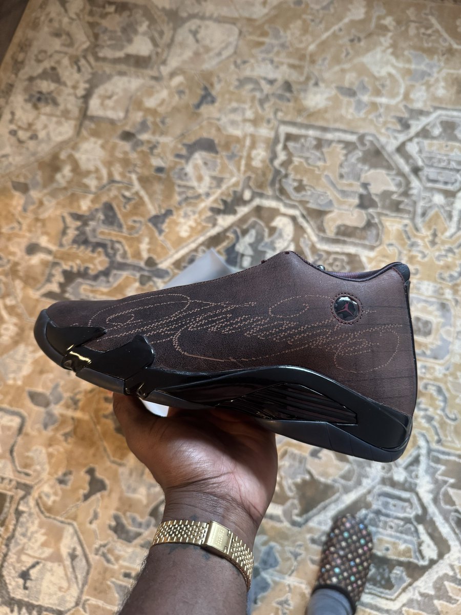 saintmarxs's tweet photo. Sneaker of the year https://t.co/I3BxljwTpF