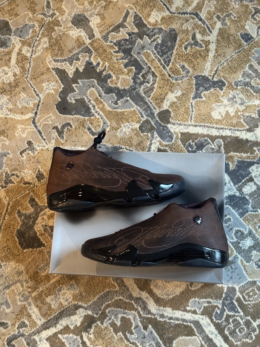 saintmarxs's tweet photo. Sneaker of the year https://t.co/I3BxljwTpF