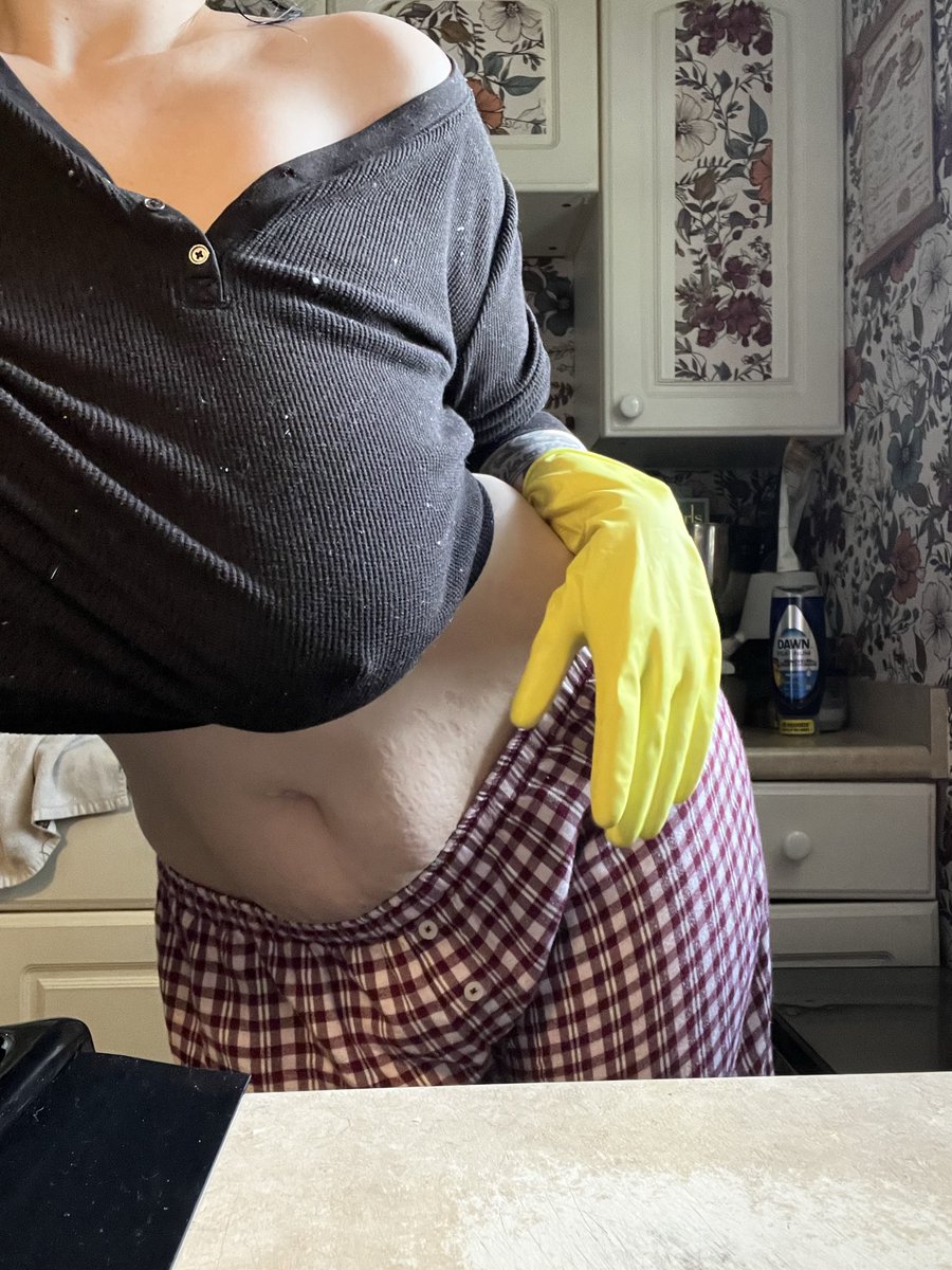 EmilyInfested's tweet photo. I need a maid.. 👀 https://t.co/aWuRzVGR0Q