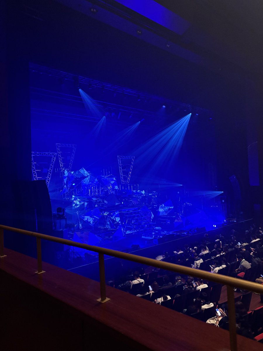 01__1219's tweet photo. 3年ぶりにmiletちゃんのライブ、あの場所で。
愛おしくて素敵でしあわせな瞬間でした🖤

ライト演出も含めてみられる席なの
毎回贅沢でありがたい、です。

あの演出は鳥肌😭

今日の静岡もファイナルになりますように。
次は大阪で会おうね。
　
#milet_MadeofGlass 💎 https://t.co/QootgxPBbl