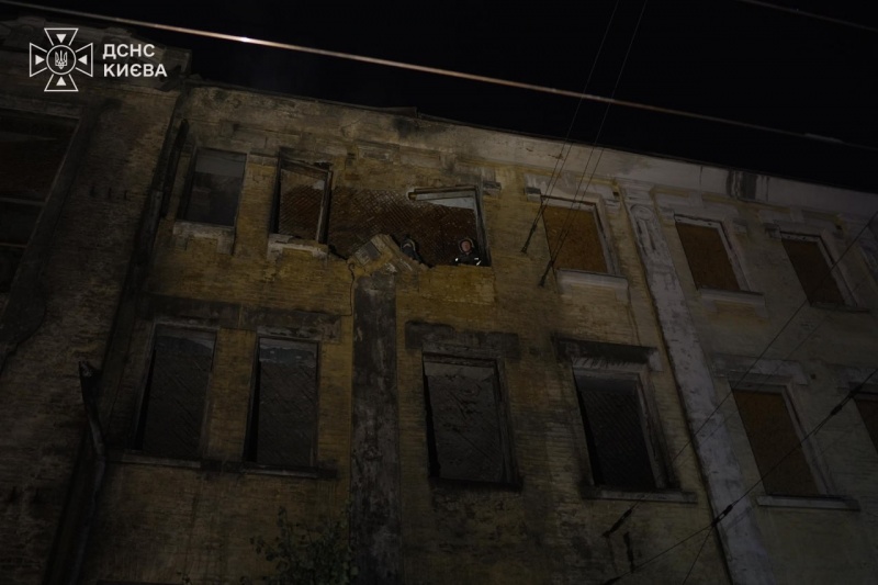 NewsUkraineRBC's tweet photo. ‼️ #Russian forces targeted #Kyiv with drones again on Saturday evening, September 26. The strike damaged buildings in two districts of the capital

📷: State Emergency Service of Ukraine https://t.co/w8Q4wgcOIE