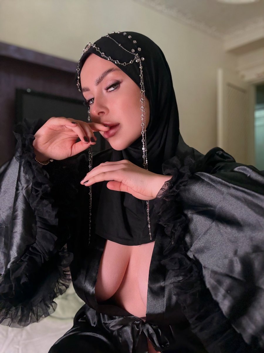 Mia70ow's tweet photo. A hotter photo without the hijab is in the comments. take a look.🙈 https://t.co/pspJKXtfOd