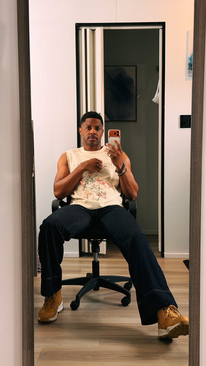 _vincenthooper's tweet photo. some bts trailer selfies to prove it’s me…
#adifferentworld #ellington https://t.co/YtWMI8h0Hs