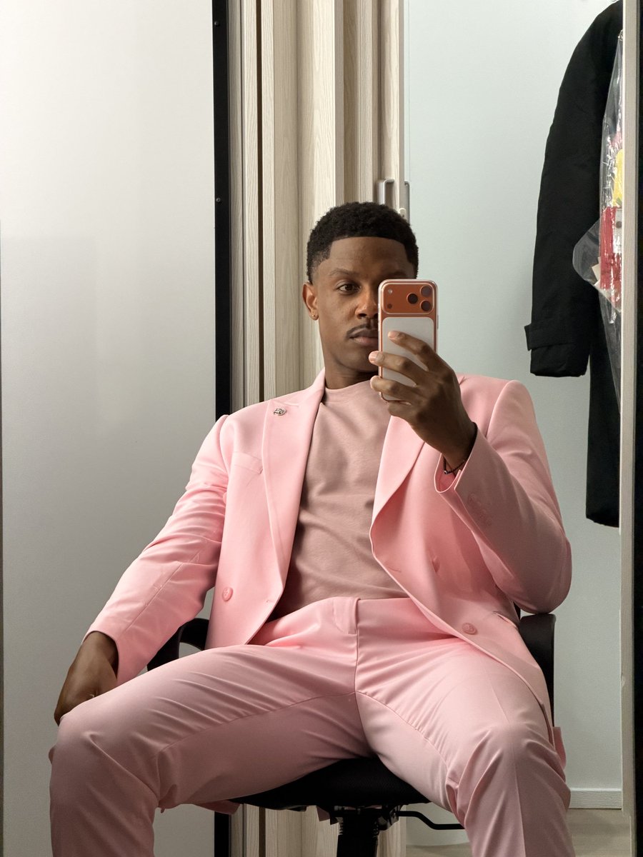 _vincenthooper's tweet photo. some bts trailer selfies to prove it’s me…
#adifferentworld #ellington https://t.co/YtWMI8h0Hs