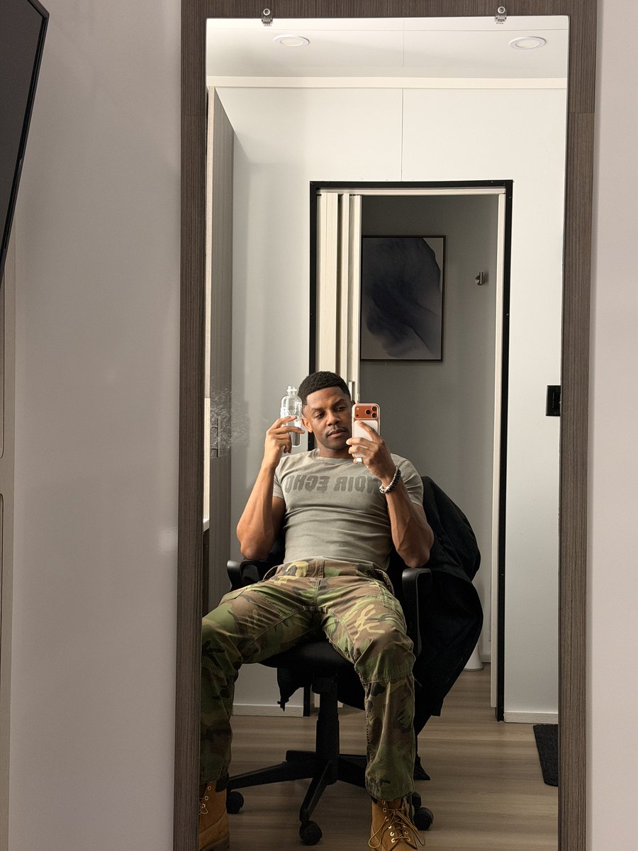 _vincenthooper's tweet photo. some bts trailer selfies to prove it’s me…
#adifferentworld #ellington https://t.co/YtWMI8h0Hs