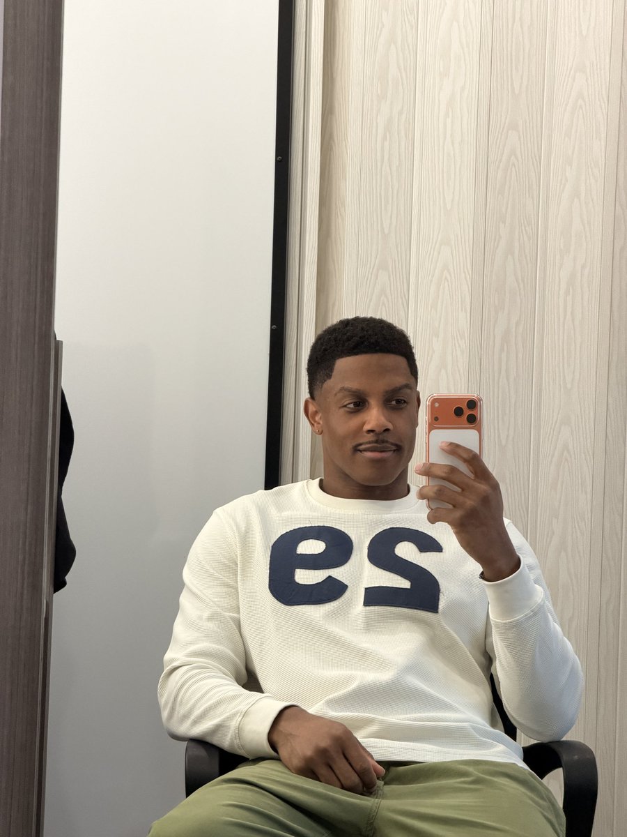 _vincenthooper's tweet photo. some bts trailer selfies to prove it’s me…
#adifferentworld #ellington https://t.co/YtWMI8h0Hs