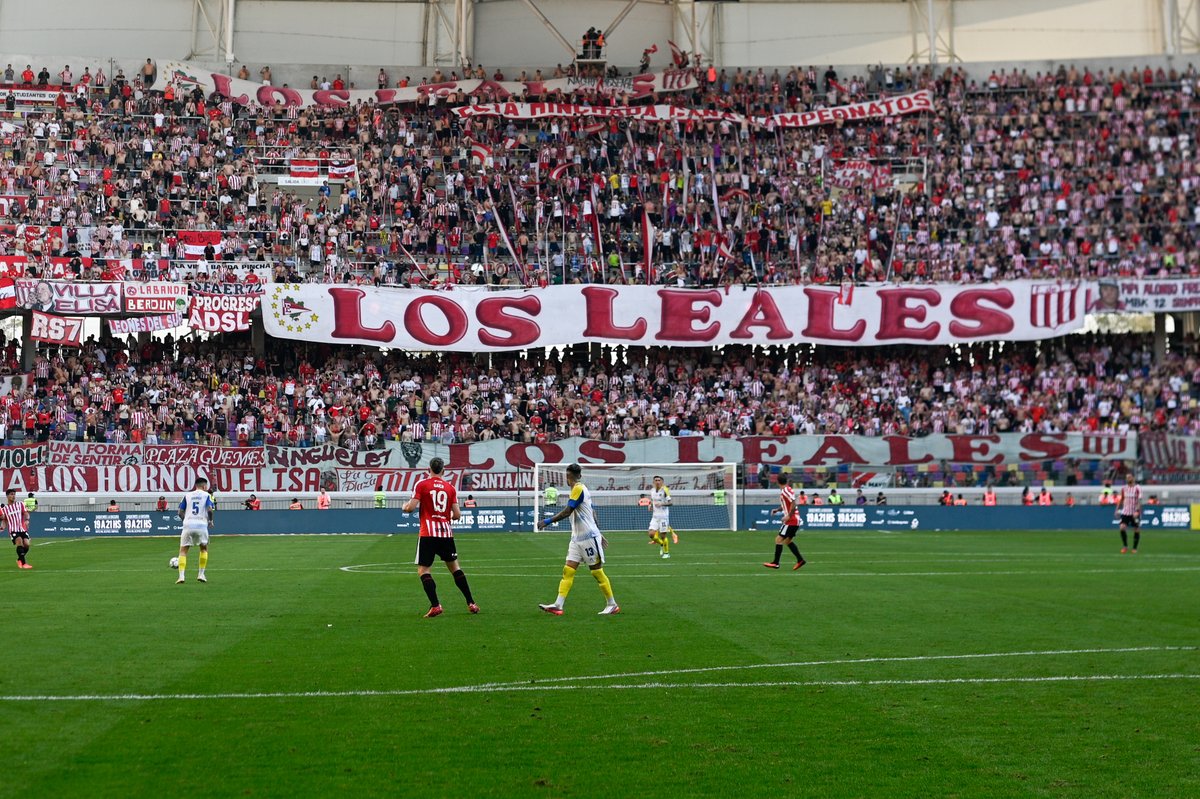 barrabrava_net's tweet photo. La barra brava de Los Leales de Estudiantes de La Plata estuvo presente en el Estadio Único Madre de Ciudades, Santiago del Estero, para acompañar al Pincha ante Rosario Central por la final de la Supercopa Internacional en Argentina. https://t.co/nNGDrI5BjQ