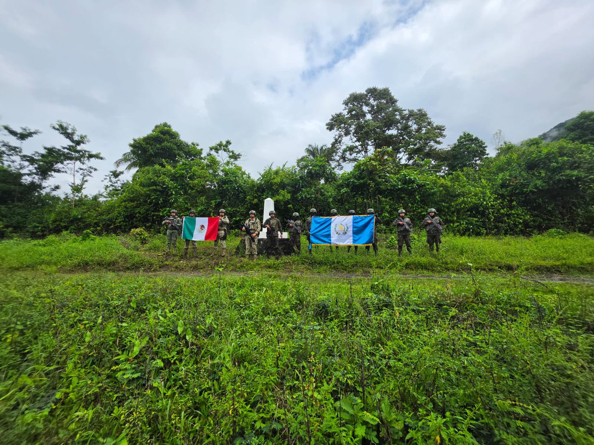 Ejercito_GT's tweet photo. La defensa de nuestra soberanía no se detiene 🇬🇹🪖

Quinta Brigada de Infantería, efectuó patrullajes de coincidencia en la línea divisoria entre Guatemala y México. 🇬🇹🤝🇲🇽 Estas acciones estratégicas tienen como objetivo, mantener un ambiente de paz, orden y tranquilidad para las comunidades vecinas, previniendo cualquier amenaza transnacional.

Continuamos trabajando con firmeza, reafirmando nuestro compromiso absoluto con el resguardo de nuestras fronteras, la soberanía del país y la seguridad de las familias guatemaltecas.

#EjércitoGT #EstamosCumpliendo