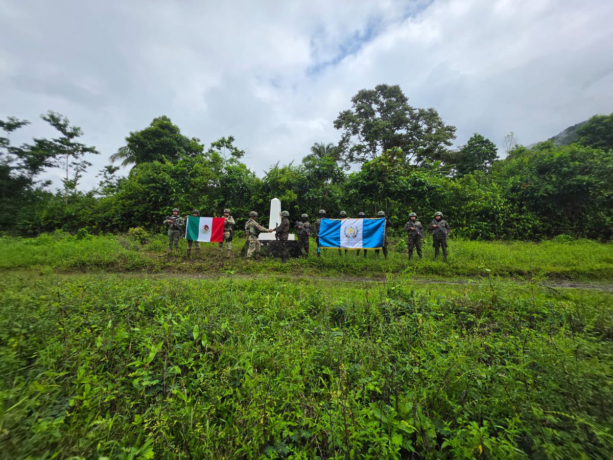 Ejercito_GT's tweet photo. La defensa de nuestra soberanía no se detiene 🇬🇹🪖

Quinta Brigada de Infantería, efectuó patrullajes de coincidencia en la línea divisoria entre Guatemala y México. 🇬🇹🤝🇲🇽 Estas acciones estratégicas tienen como objetivo, mantener un ambiente de paz, orden y tranquilidad para las comunidades vecinas, previniendo cualquier amenaza transnacional.

Continuamos trabajando con firmeza, reafirmando nuestro compromiso absoluto con el resguardo de nuestras fronteras, la soberanía del país y la seguridad de las familias guatemaltecas.

#EjércitoGT #EstamosCumpliendo