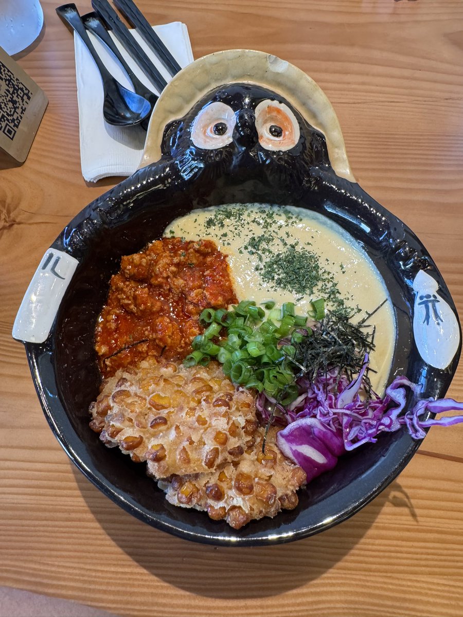 ToFuSmurF's tweet photo. I feel like I’m getting judged while I eat 😅 https://t.co/ABvsBuxwAZ
