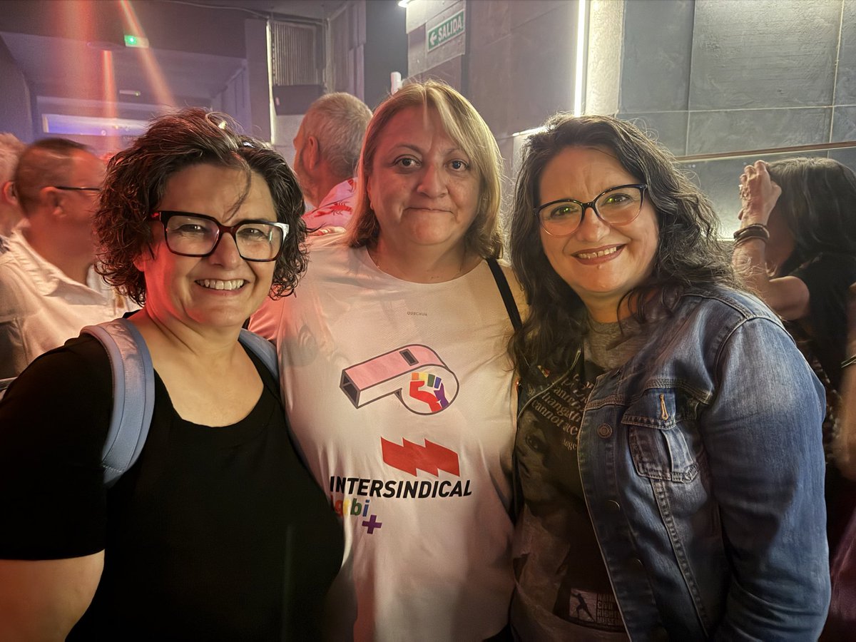 vlgtbi's tweet photo. Gràcies, @LambdaValencia, per 40 anys de lluita, memòria i dignitat al País Valencià! 💜🏳️‍🌈🏳️‍⚧️
Des de l'Àrea LGTBI+ d'Intersindical Valenciana, un orgull haver celebrat ahir aquest trajecte amb vosaltres. Seguirem colze a colze per uns espais de treball lliures de LGTBIfòbia! ✊✨ https://t.co/kDa8kPhVif