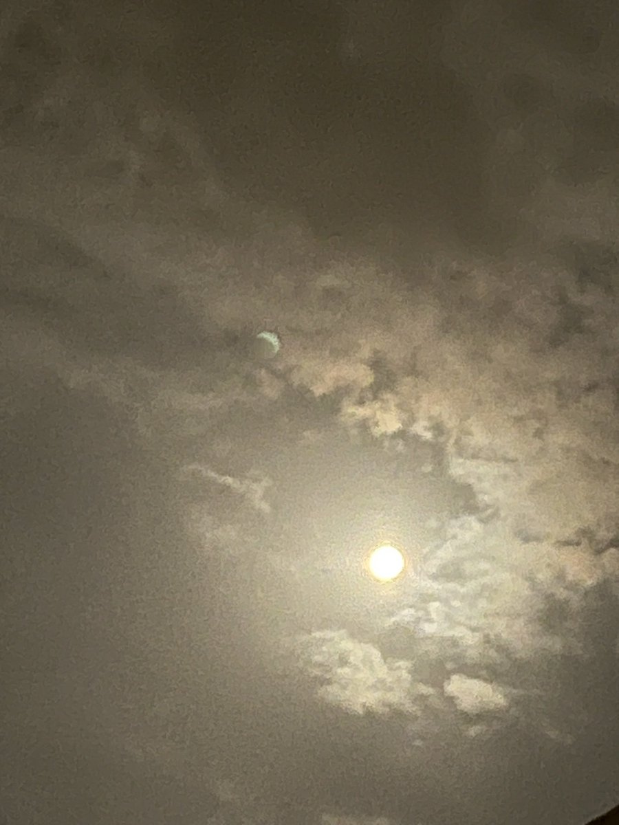 00ei44's tweet photo. بجوارك
يتّسع الأُفق
تُضيء في السماء ألف نجمة
ويبتسم لي القمر https://t.co/GLHvnsoqF5