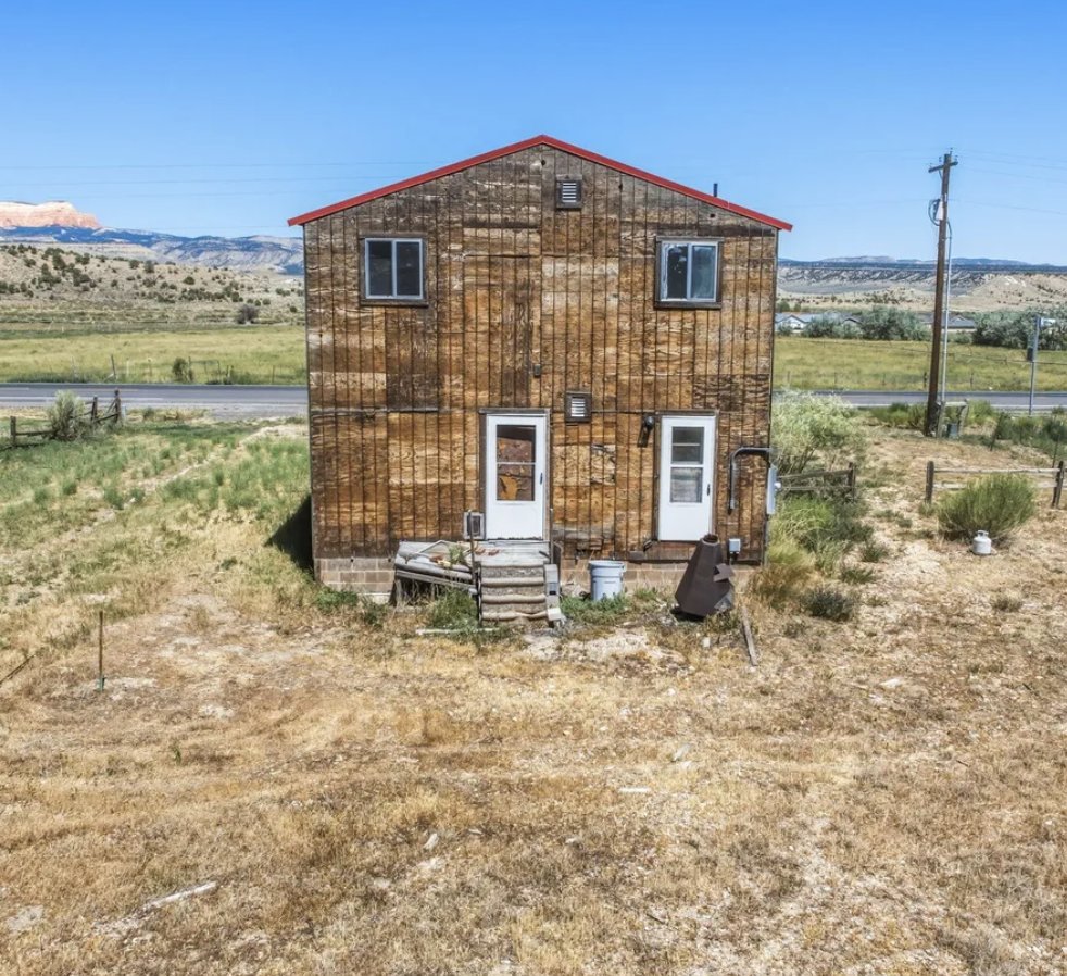 CountryLife717's tweet photo. Built 1985 #Utah retro #GeneralStore on 2 #Acres $330,000. 
https://t.co/bOjS36JXDf https://t.co/r2CPdAlHSt