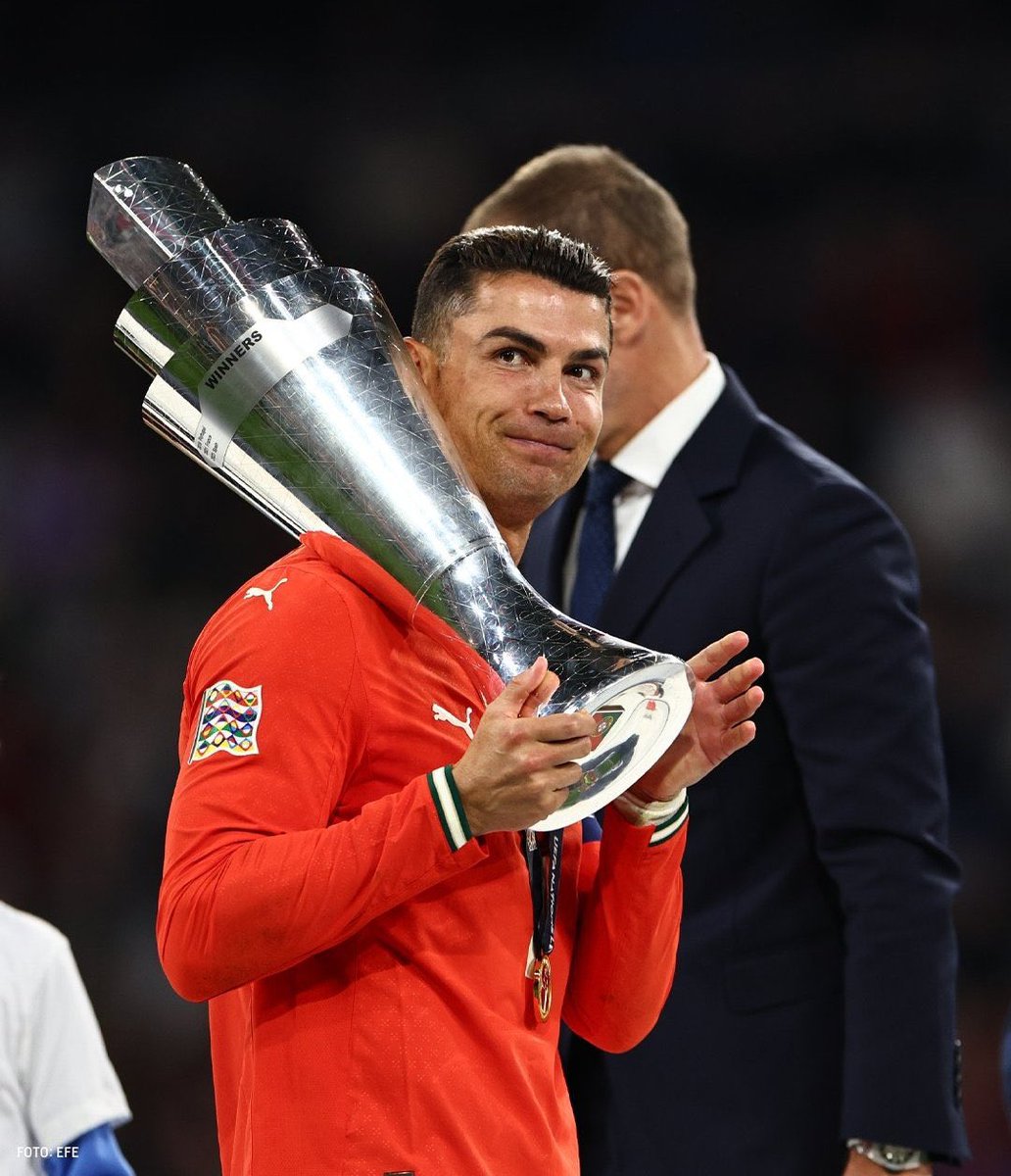 madrid_total2's tweet photo. 🚨OFICIAL. España presenta los documentos para que la FINAL de la NATIONS LEAGUE sea en el SANTIAGO BERNABÉU.

Se imaginan que llegue Portugal con Cristiano Ronaldo y vuelva a jugar en el Bernabéu? 🥹🥹🥹 https://t.co/XzToZ0tDYA