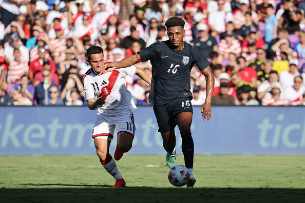 TelemundoSports's tweet photo. ⏱️ ¡Se juega el segundo tiempo!

⚽ Estados Unidos 🇺🇸 1-1 Perú 🇵🇪 
🎙️@AdrianaMonsalve y @Miguel_Gurwitz 
🎙️@LuisOmarTapia @DiegoBalado e @Isaeche11 
📺 @Telemundo y Peacock 
📱 Telemundo APP ➡️ https://t.co/bQwHmVLAle

  #AmistosoInternacional #USAvsPerú #USMNTTelemundo @USMNT #USMNT