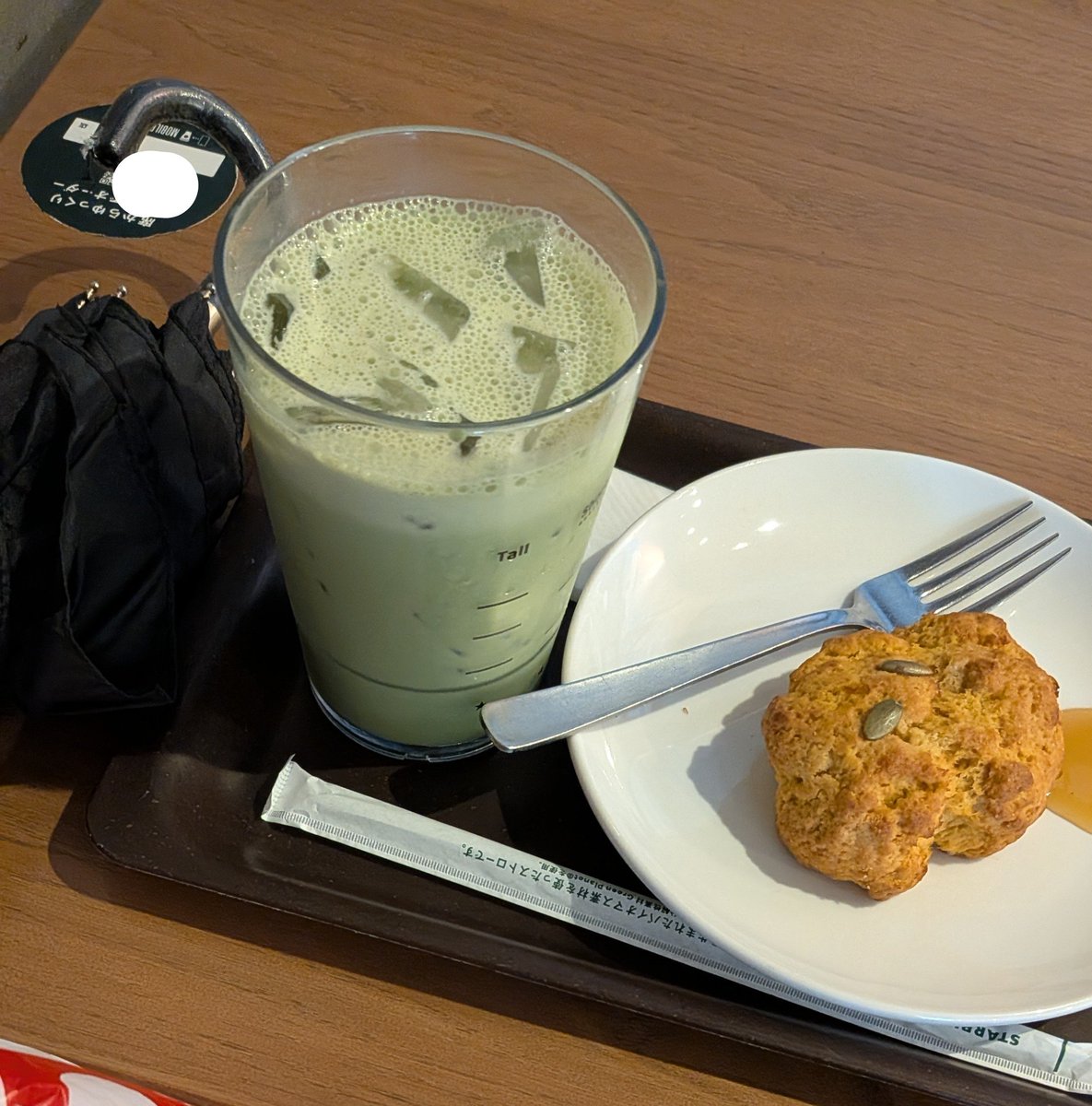 age_172's tweet photo. スタバの店員さんが
「カニちゃん！」
と気づいてくれて、その流話のれで
「温めたパンプキンスコーンにカルダモンメープルシロップをかけるのオススメです！」
と最高な情報&amp;近辺で開催されるちいかわPOPUPの情報を教えて下さったり、ちいかわがコミュニケーションツールとしても🫶ちいかわ好き優しい https://t.co/YzfLCcz9XE
