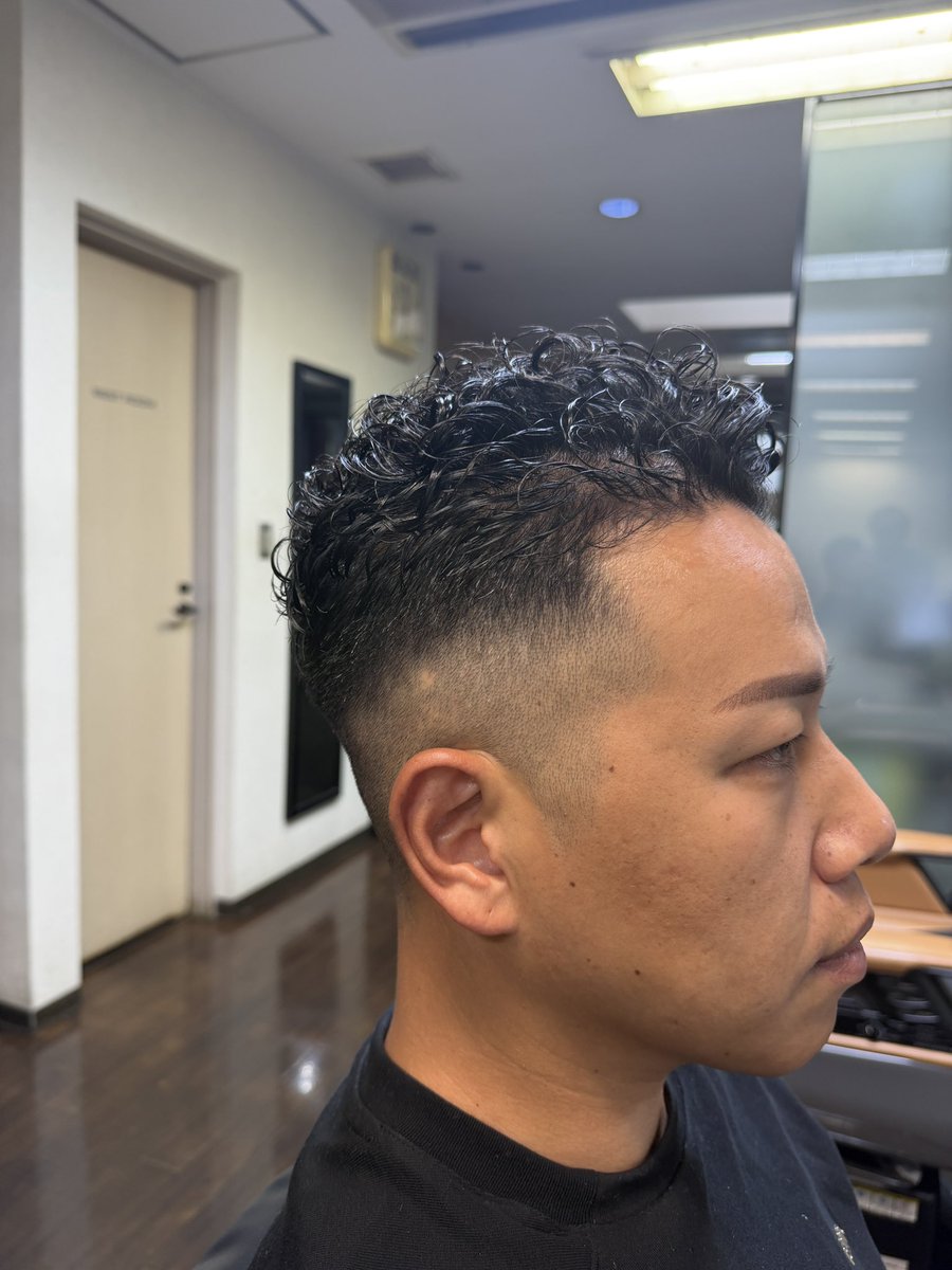 hs_amasaki's tweet photo. 男前スタイル
スキンフェード&amp;ウエットパーマ
漢感満載のbarberスタイル💪
カッコいぃ〜❤️

#東淀川区
#ヘアサロンアマサキ
#スキンフェード
#バーバースタイル https://t.co/MFc1PUceDw
