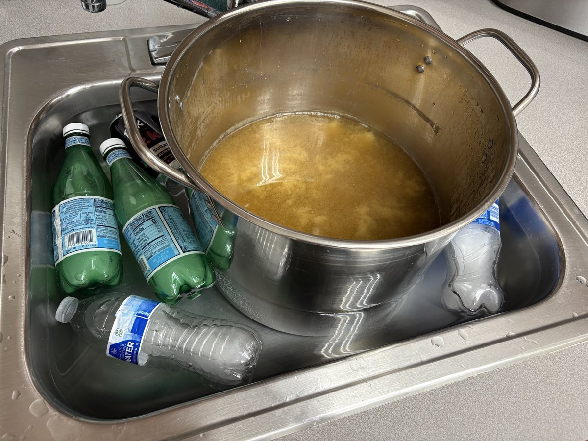 nonbiribrew's tweet photo. 凍らせたボトルを浮かべシンクで急冷中。
お味��汁ではありません。麦汁です！🍺
#homebrewing #craftbeer https://t.co/2JjC8ZbrNi