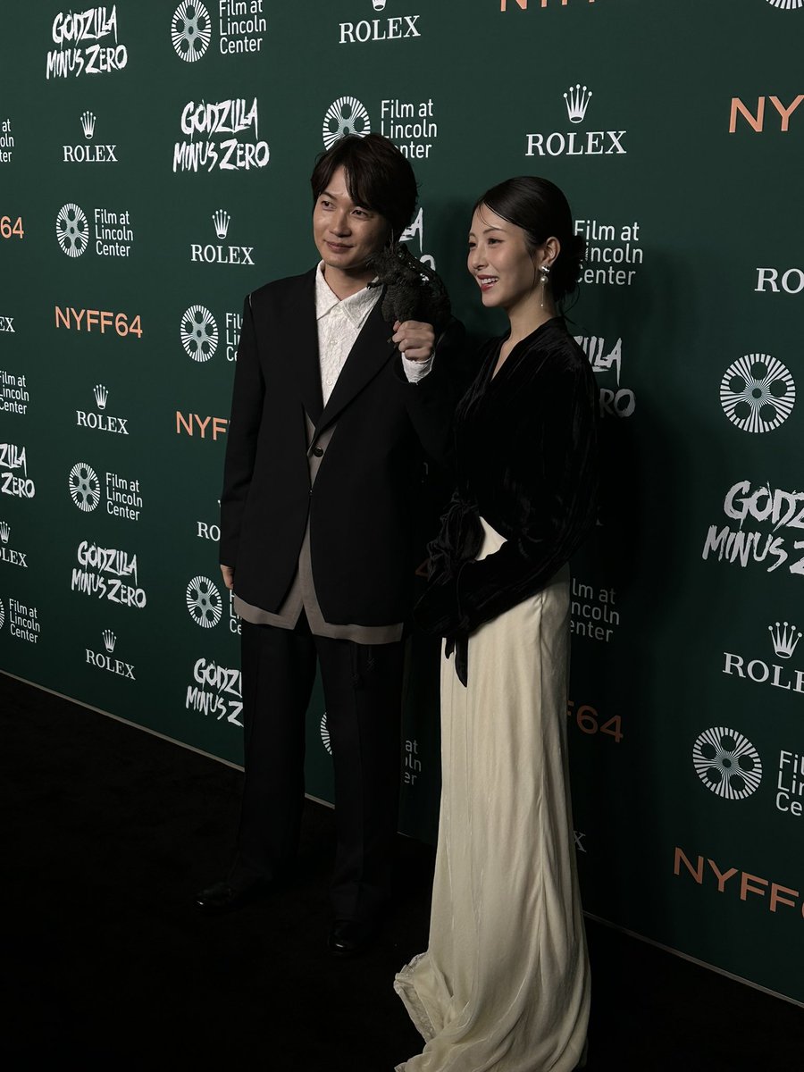 TheNYFF's tweet photo. @GKIDSfilms @Godzilla_Toho @godzilla_jp Ryunosuke Kamiki and Minami Hamabe pose with their larger than life co-star…Godzilla. #NYFF64 https://t.co/i03Aahh5ws