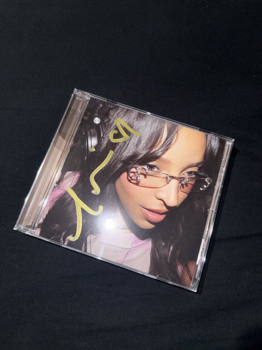mxrlene__'s tweet photo. also got my signed cd!!!!! @Tinashe 🤍🤍🤍 https://t.co/5B1QKQGbkP
