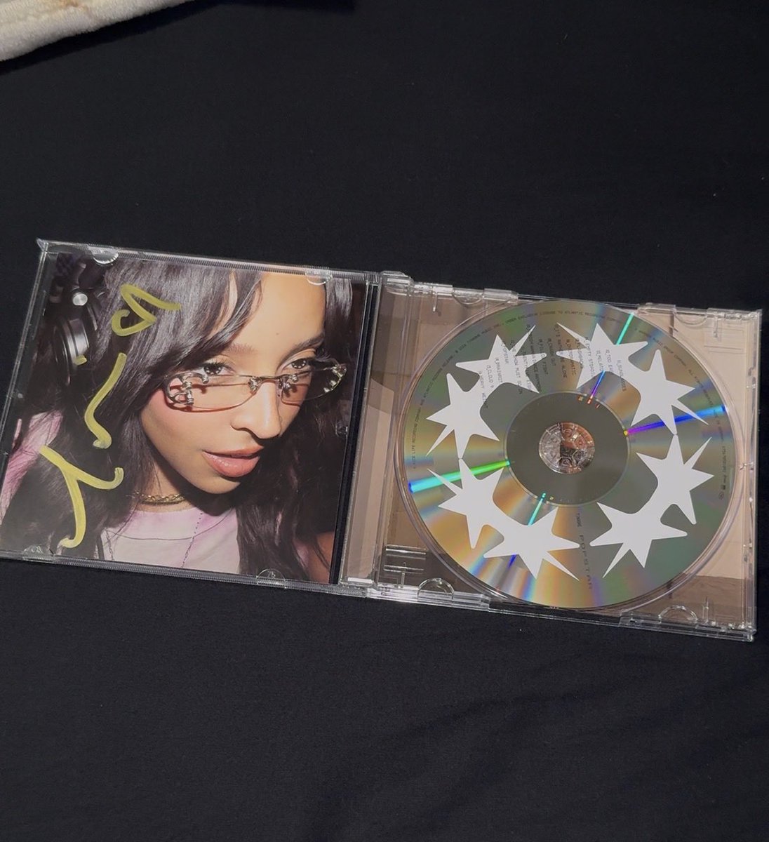 mxrlene__'s tweet photo. also got my signed cd!!!!! @Tinashe 🤍🤍🤍 https://t.co/5B1QKQGbkP