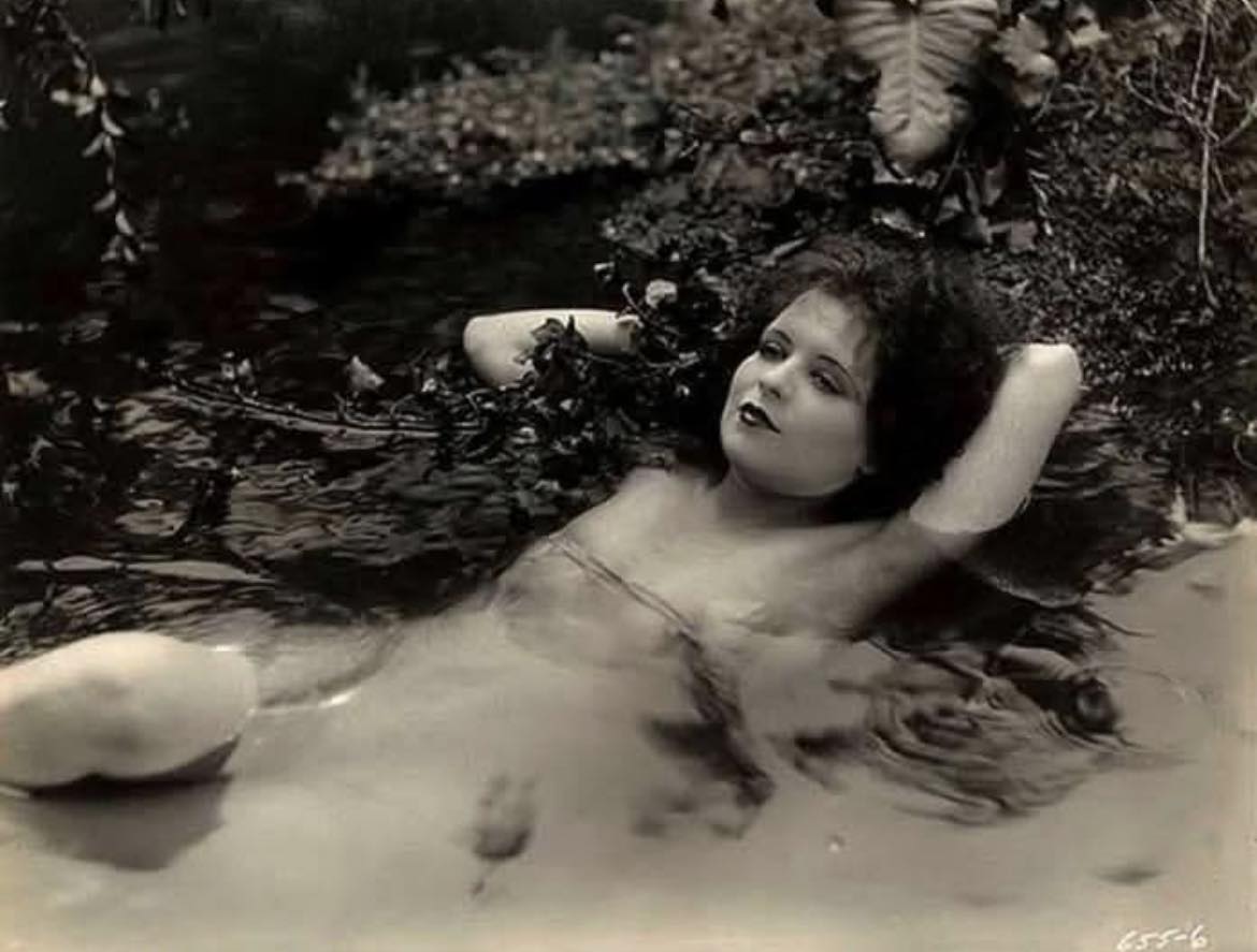 DollsFallen's tweet photo. Silver-screen goddess Clara Bow, 29 July 1905 to 27 September 1965. Relaxed and utterly magnetic in a celebrated scene from Paramount's late-silent-era classic Hula (1927).

Visit https://t.co/giHHwFD9qB

https://t.co/Kd5fHyUFnf

🪐💔 #QueSeraSera 𓅨 🕈 https://t.co/k3gBVR1OCO