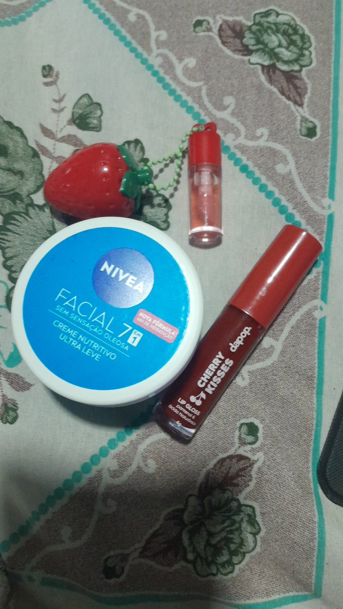 DudX3X's tweet photo. Haul de hoje! Queria horrores esse creme. #cleptotwt #haul #cleptogirls https://t.co/3iuH1J1la9