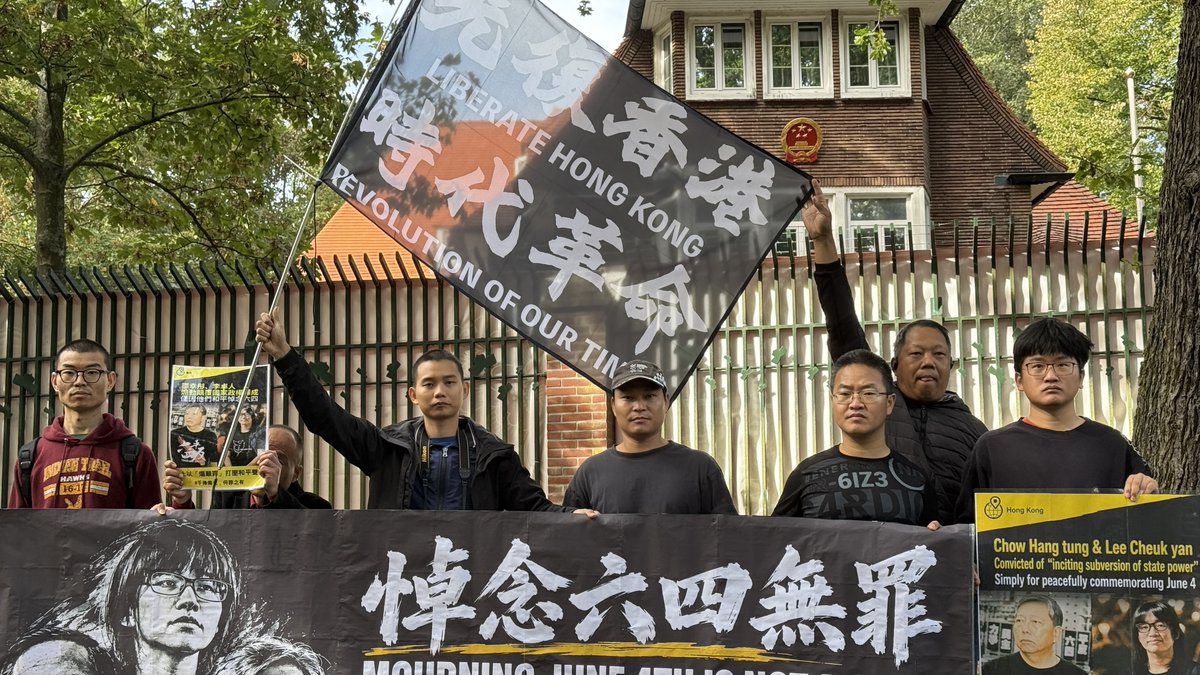 anticcpnl's tweet photo. 1/5 📍【總覽】
【海牙抗議現場】「悼念六四無罪・釋放鄒幸彤等香港政治犯」抗議行動圓滿結束！

2026年9月26日下午，由南方街頭運動推動者賴日福發起的示威行動在中國駐荷蘭大使館後門舉行。在荷港人、粵獨人士、桂獨人士、基督徒及中國民主黨成員等共 18 人到場聲援。

中共使館在後門特意安排了兩名荷蘭本地安保，並稱「互相理解，不要有過激行為」。現場全程理性堅定。