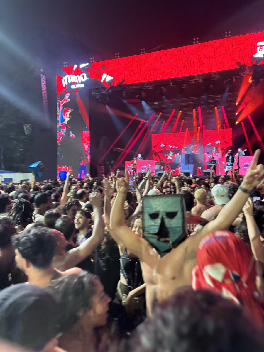 jeffersonolicve's tweet photo. o show de baiana system em Olinda ontem foi surreal, usar a máscara deixou a experiência ainda mais fodah https://t.co/nJ77dKWKbO